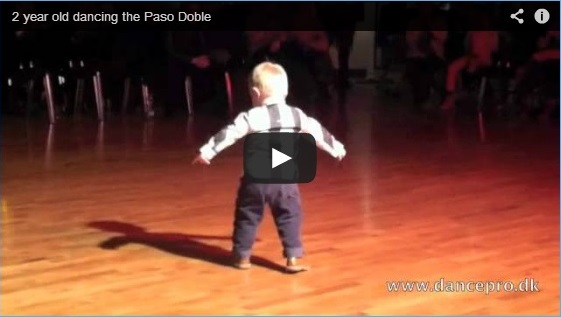 IL BALLO DEL BAMBINO IN UN PASSO DOPPIO CHE STA FACENDO IMPAZZIRE IL WEB - GUARDA IL VIDEO - 07/04/2013